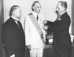 Henry Ford recevant la Croix de L'aigle